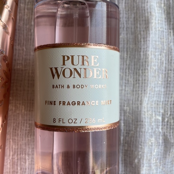 Bath & Body works - Pure wonder body mist - Picture 2 of 3